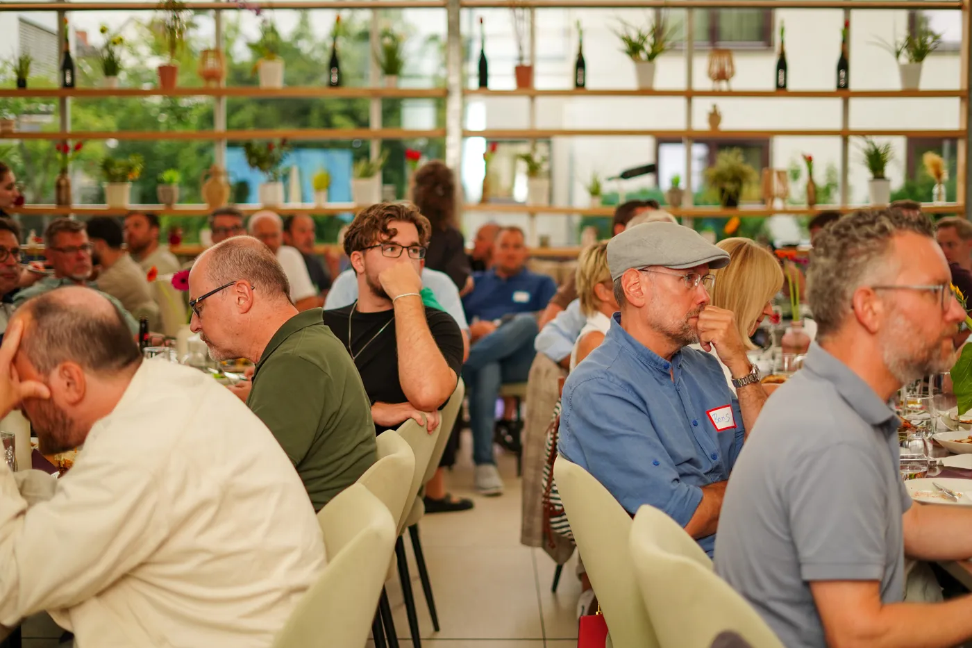 Teilnehmer:innen im Gespräch beim KI Hub Meetup in Kassel