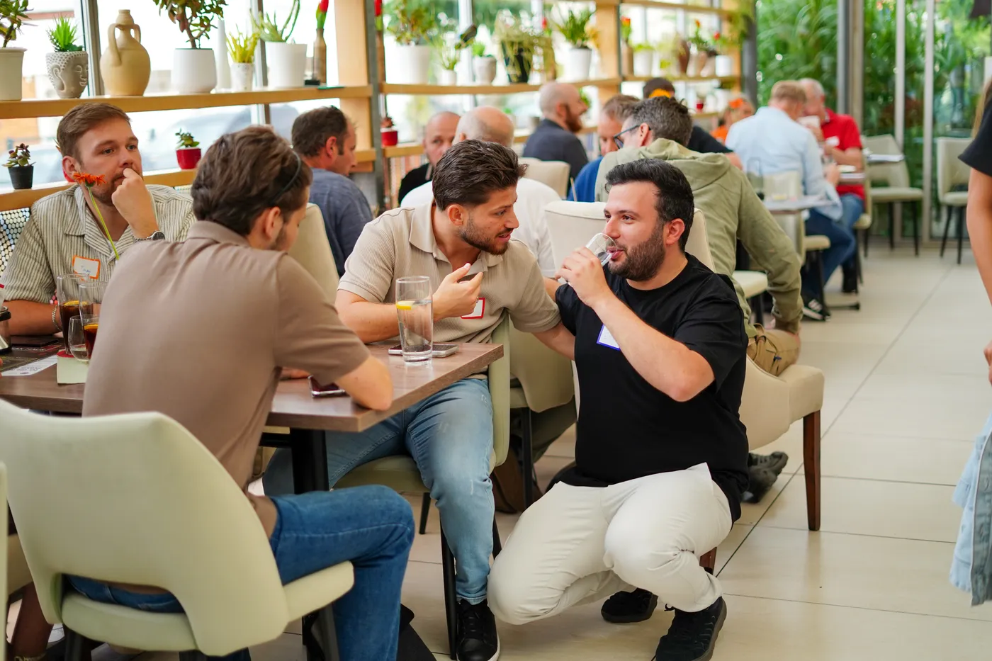 Teilnehmer:innen im Gespräch beim KI Hub Meetup in Kassel