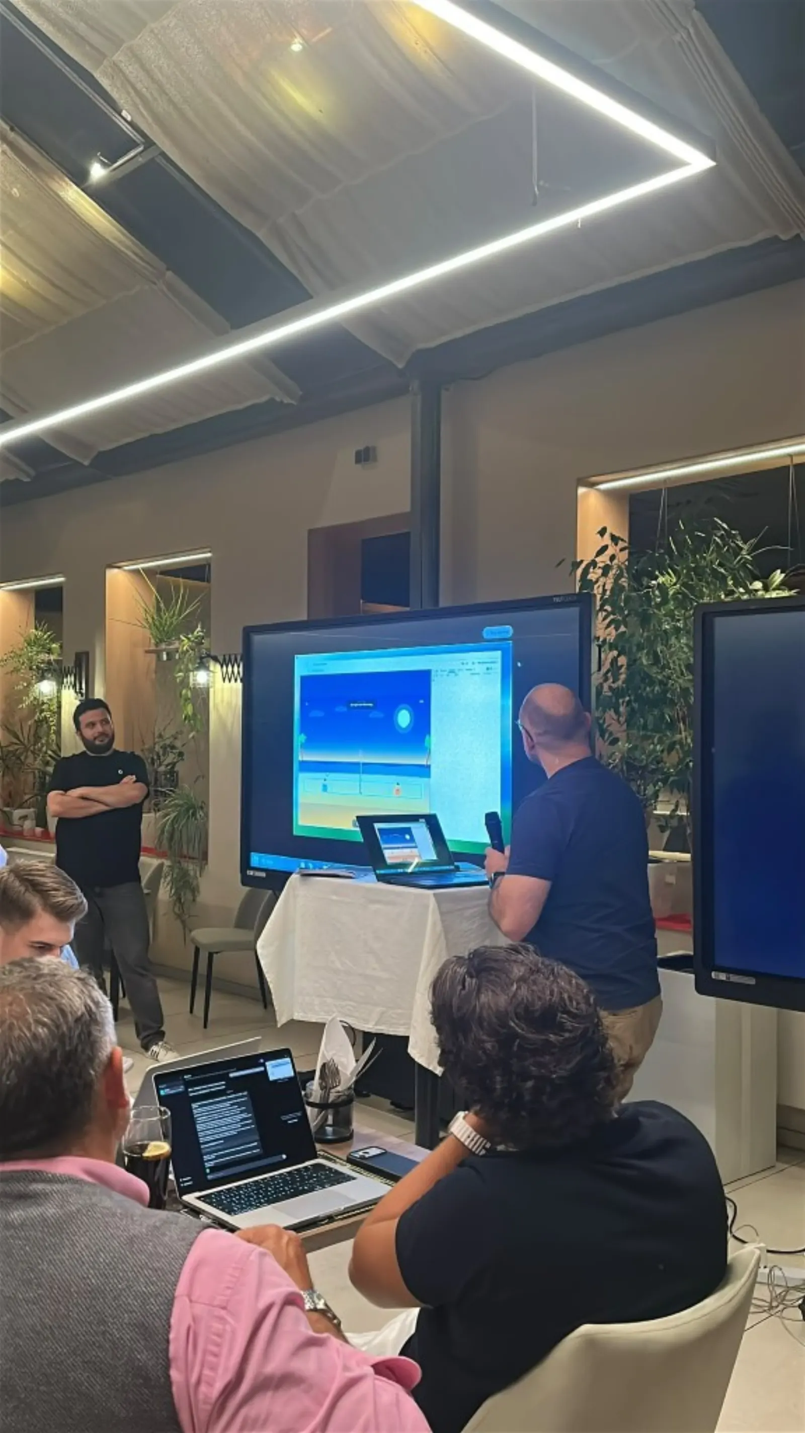 Cursor Kassel Build Day, Demo am Bildschirm mit einem Spiel im Browser