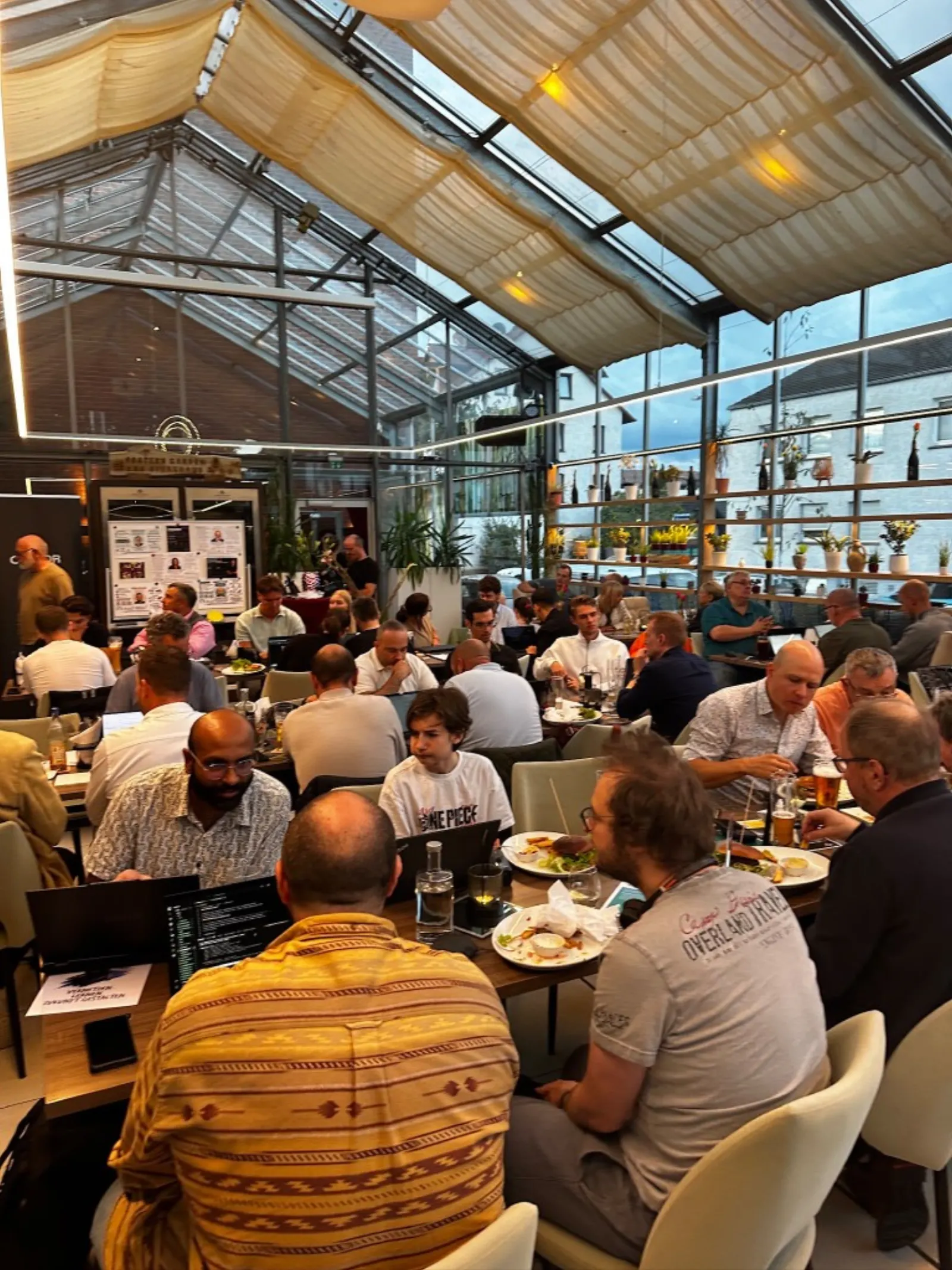 Cursor Kassel Build Day, voller Saal mit Essen und offenen Laptops