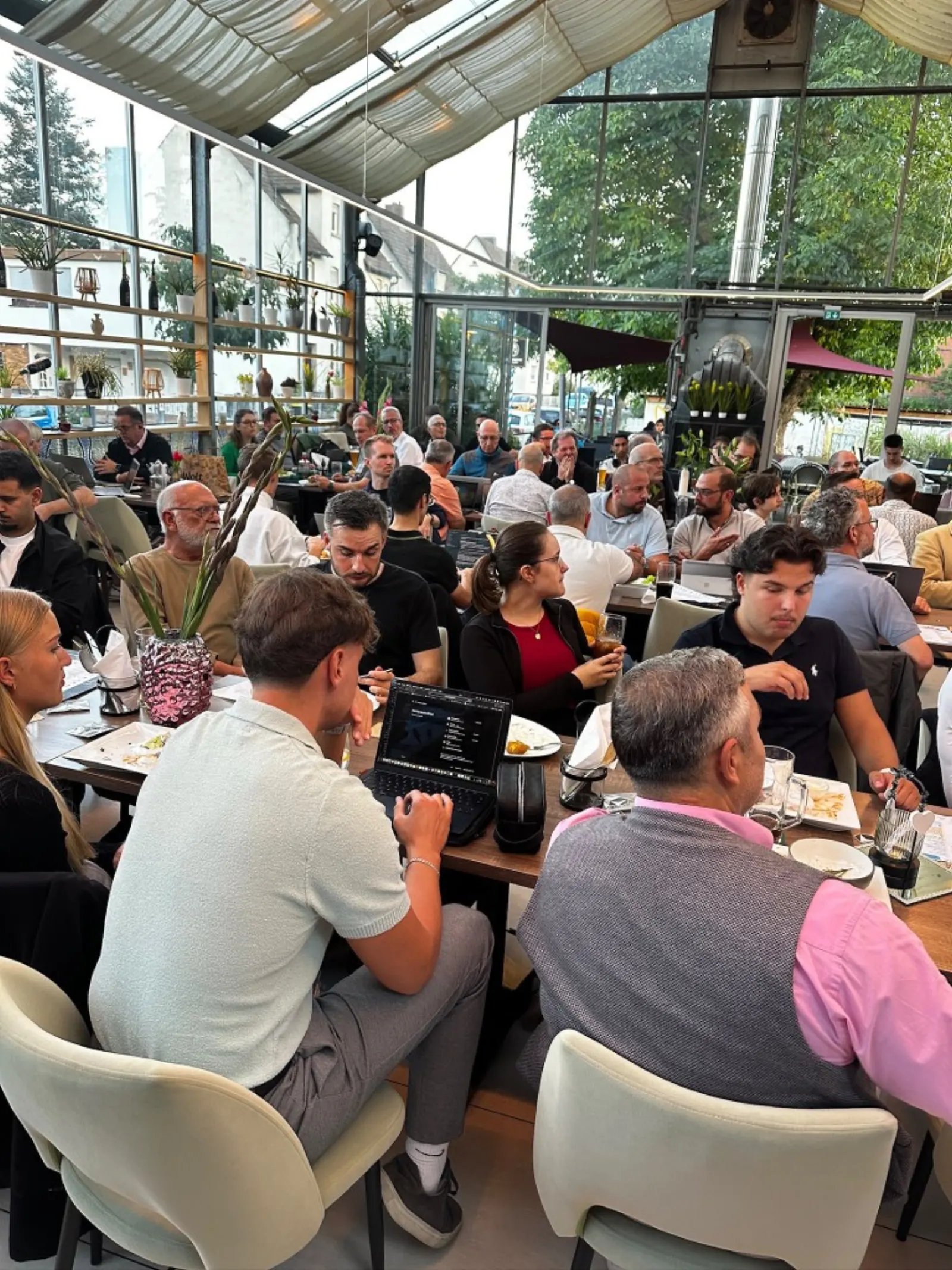 Cursor Kassel Build Day, Teilnehmer arbeitet am Laptop im vollen Raum