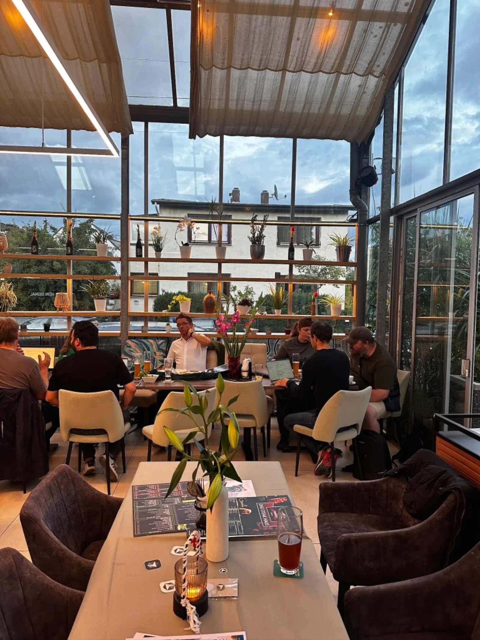 Cursor Kassel Build Day, Abendstimmung am Tisch im Foster's Garden